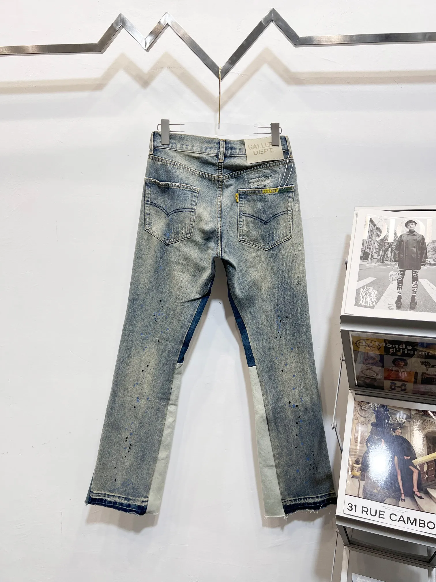 P300 Style Number: (c109) GALLERY DEPT. 2025 New Retro Splashed Ink Hole Stitching Seams Couple Style Loose Bootcut Jeans 🔥High Version🔥High Version🔥 Top Ceiling Quality Styles with different washed textures are very friendly to people with thin legs and thick legs. The loose version is very flattering. Moderate length that never goes out of style, easy and casual to match, basic styling for various styles, a must-have in the wardrobe! The fabric is stiff but also makes the upper body soft without losing texture. The washing process is even more perfect. It is a must-have item for everyone! ! ! Washed wheat, hang tag, pants label, three complete labels, color: blue, size: 28, 30, 32, 34, 36 (five sizes)